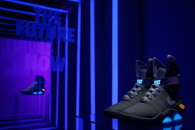 Giày Nike tự thắt dây đèn LED