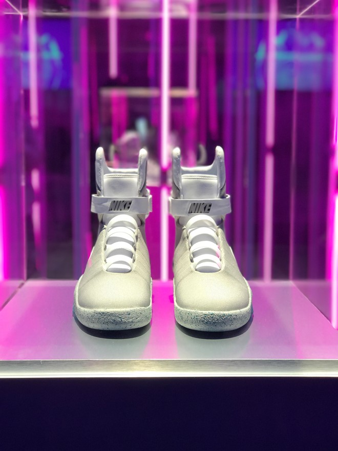 Giày Nike tự thắt dây