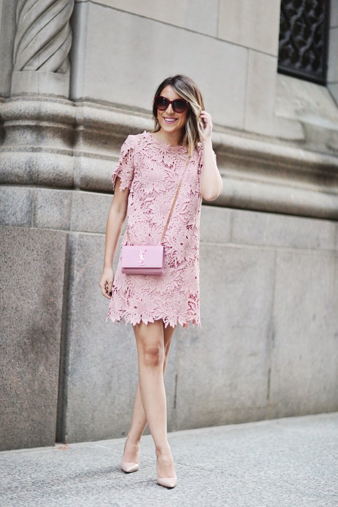 Đầm ren hồng nhạt phối với giày cao gót