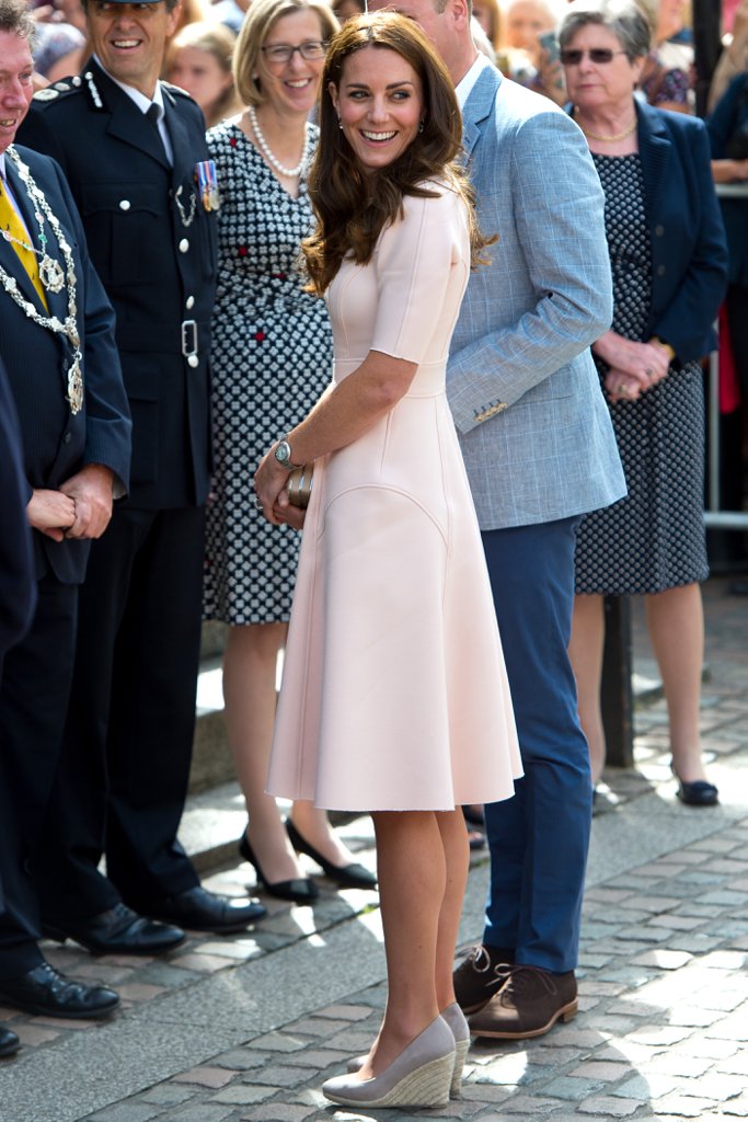Kate Middleton phối đồ đơn giản, thanh lịch và sang trọng, tươi tắn.
