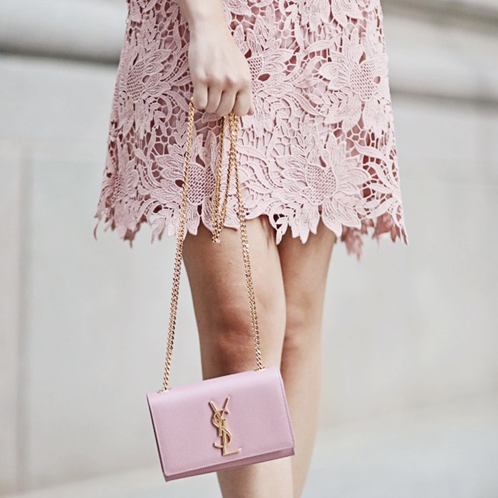 Đầm ren hồng nhạt phối với giày cao gót
