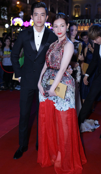 Quỳnh Chi diện váy xẻ ngực đi cùng người mẫu Võ Cảnh.