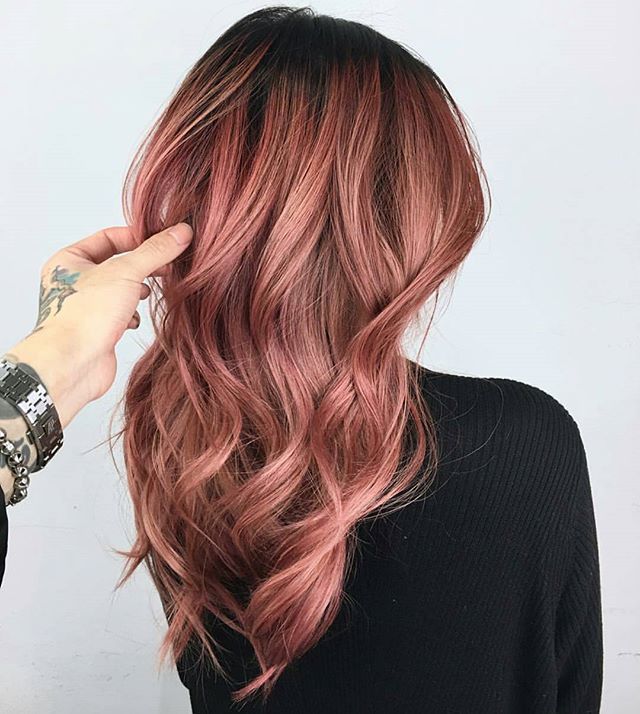 Nếu bạn muốn thay đổi phong cách mùa hè của mình, hãy nhuộm tóc màu hồng đất. Màu sắc tươi trẻ này sẽ giúp bạn thể hiện cảm xúc mạnh mẽ và sự quyến rũ đầy nữ tính. Chớ ngại, hãy thử và cảm nhận sự khác biệt!